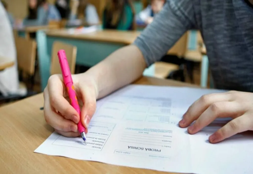 Un candidat din Braşov, care susținea Bacalaureatul, a fost dat de gol de RO-Alert în timp ce încerca să copieze
