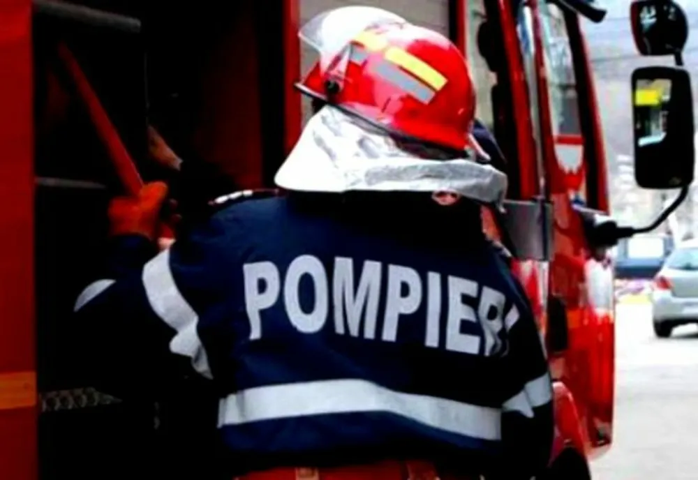 INCENDIU masiv la un service auto din Satu Mare: buteliile cu oxigen au explodat! Mai multe mașini și un depozit, înghițite de FLĂCĂRI