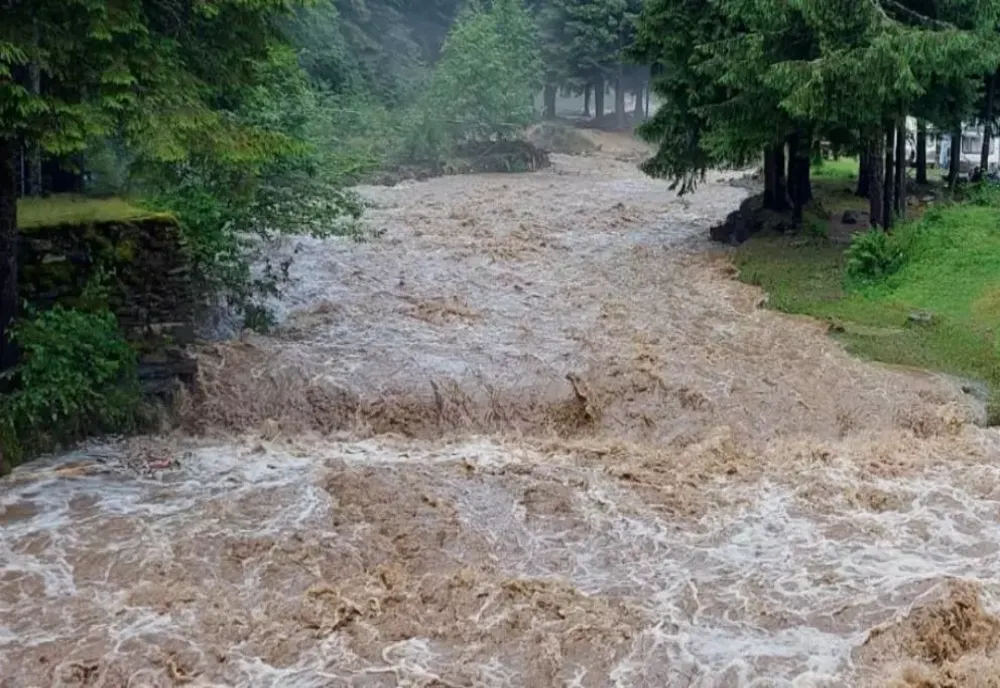 Vreme extremă în România. Ploile au făcut prăpăd, sute de avertizări meteorologice în 2 săptămâni - VIDEO