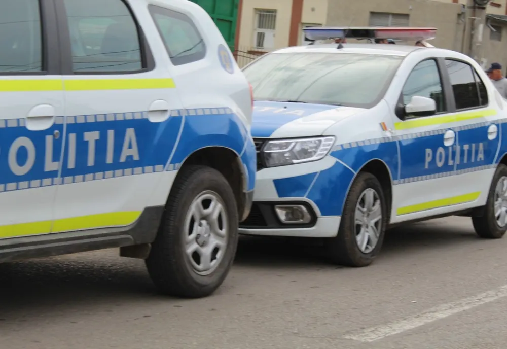 3 femei s-au bătut din cauza IUBIRII pentru același bărbat. Circ în fața unei secții de poliție - VIDEO