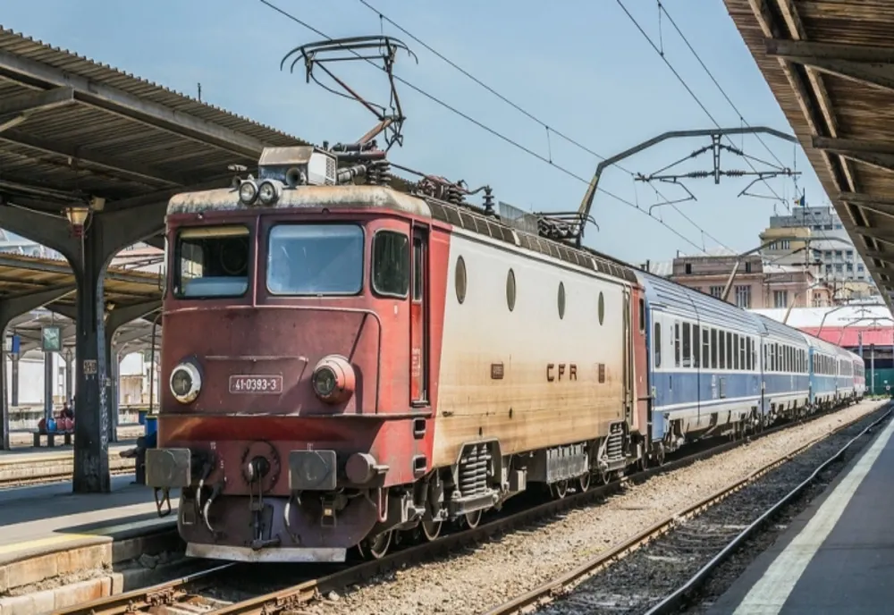 O femeie a fost lovită mortal de un tren, în Buzău. Traficul feroviar este blocat