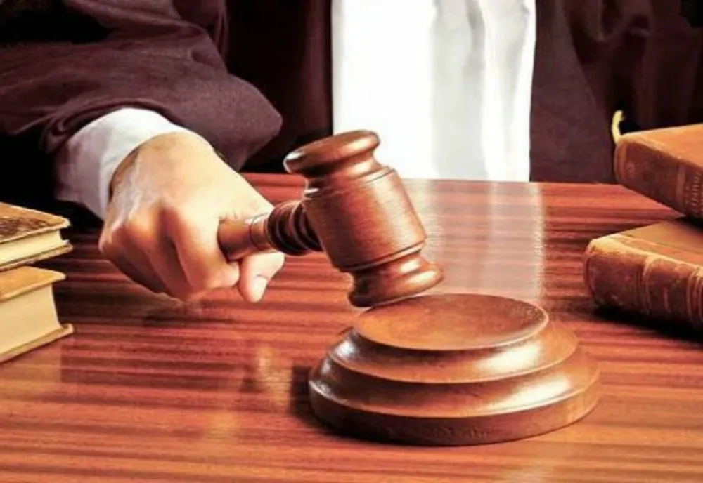 Mama care şi-a aruncat copiii de la etajul al doilea al unui hotel, trimisă în judecată
