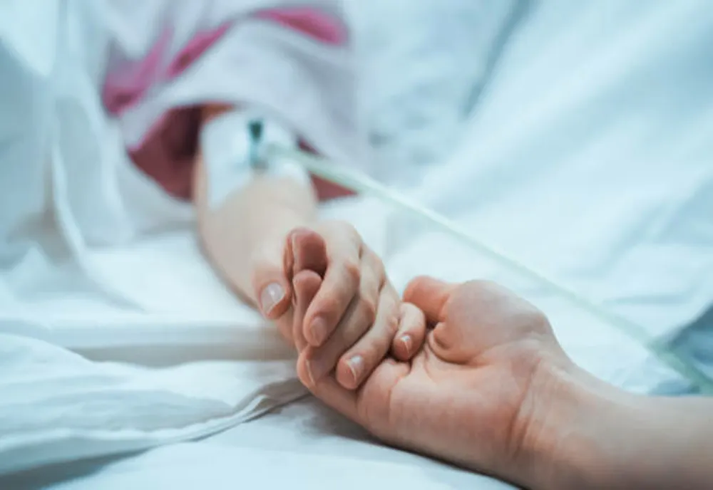 Fetiță de 11 luni, moartă din cauza unui medicament dat de mama sa care nu știe să citească