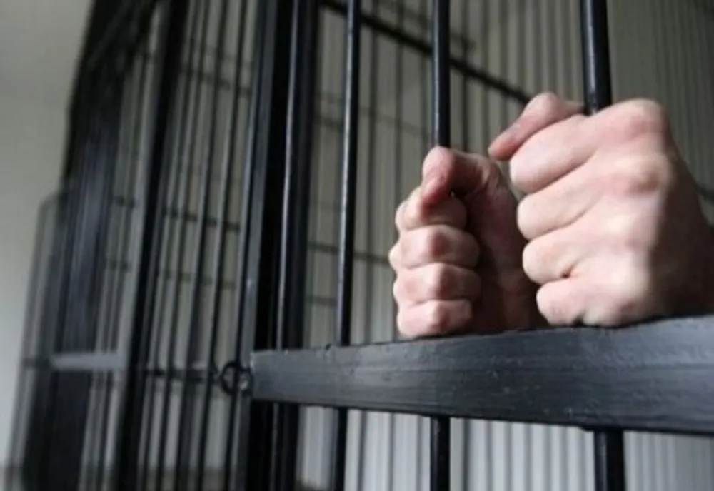 Un bărbat din Bacău a fost arestat după ce a fost prins de două ori, în aceeaşi zi, conducând beat și fără permis