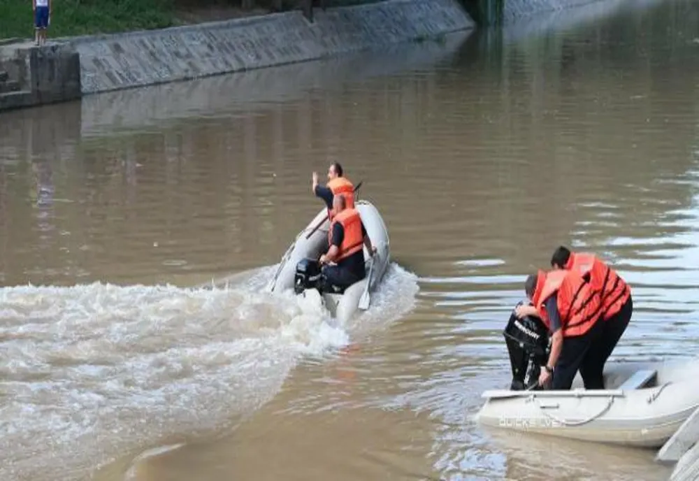 Timiş: O persoană care a căzut în Bega, căutată cu forţe sporite ale ISU