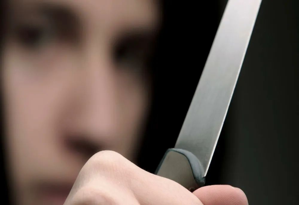 Adolescent de 16 ani, arestat preventiv după ce şi-a înjunghiat prietenul cu 7 ani mai mare decât el. Minorul e acuzat de tentativă de omor