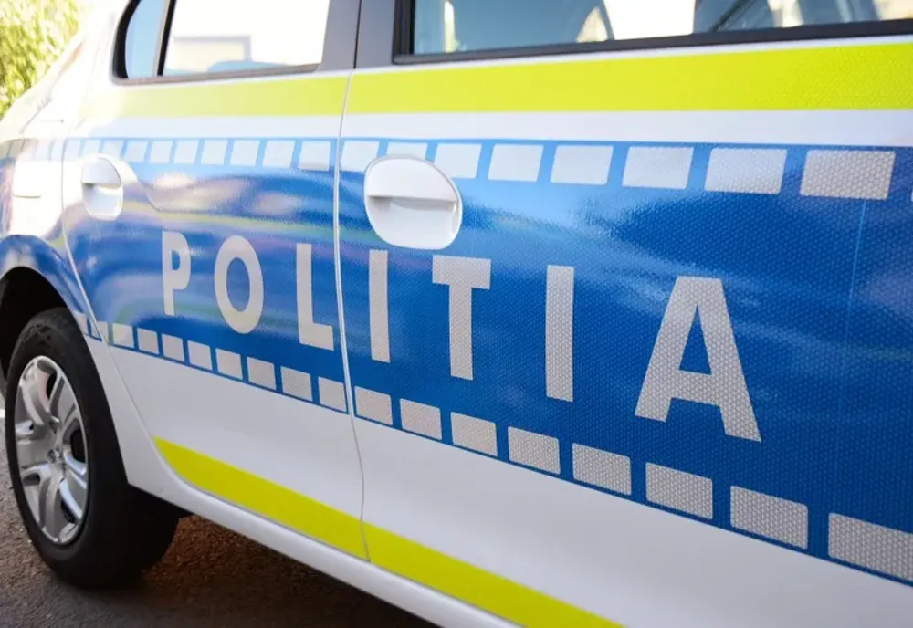 Doi bărbați din Capitală, reținuți pentru că ar fi furat geanta unei femei și au făcut plăți de 4.000 de lei cu cardurile acesteia