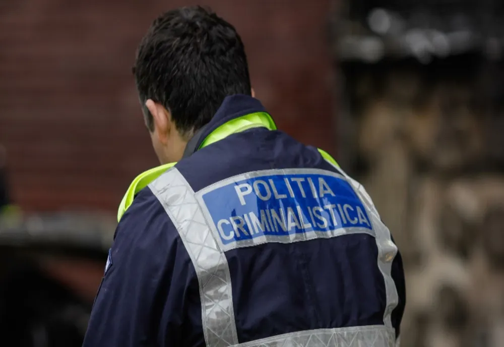 Bărbat mort, găsit în scara unui bloc din Câmpina