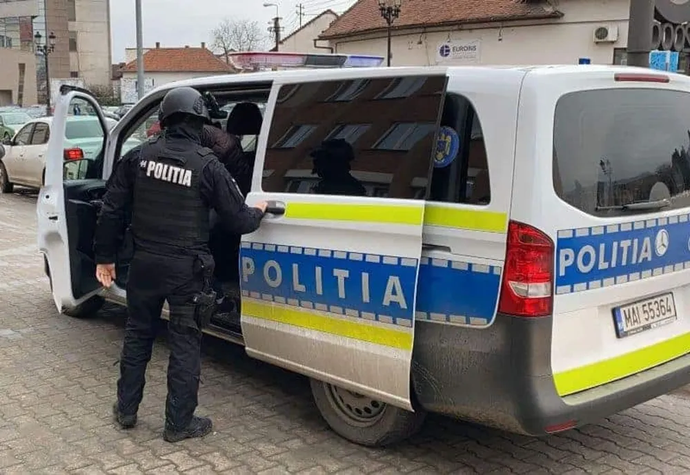 Mascații au dat buzna într-o primărie din județul Iași. Suspiciuni de CORUPȚIE pentru ocuparea unor posturi