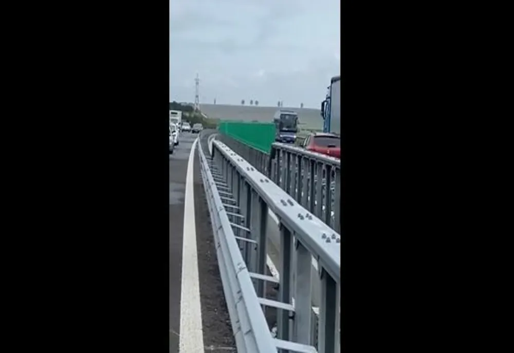 Autocar plin cu pasageri, surprins în timp ce mergea cu spatele pe banda de urgență a A1! Ce măsuri a luat Poliția - VIDEO