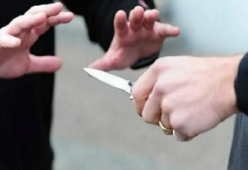 Un bărbat din Sibiu a amenințat trecătorii cu un cuțit și a tăiat anvelopele mai multor mașini