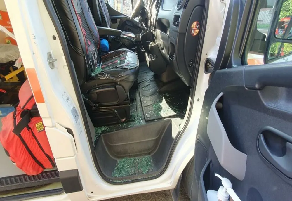 Ambulanță atacată de un bărbat băut, cu probleme psihice. Medicii s-au încuiat în ambulanță, iar agresorul a spart geamurile