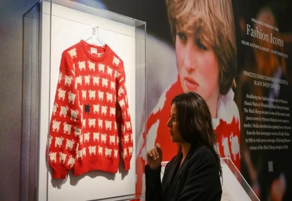 Celebrul pulover cu oi purtat de prinţesa Diana, vândut la licitaţie cu o sumă record