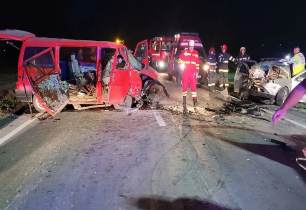 Un microbuz s-a ciocnit cu un autoturism în județul Brașov. Două persoane încarcerate