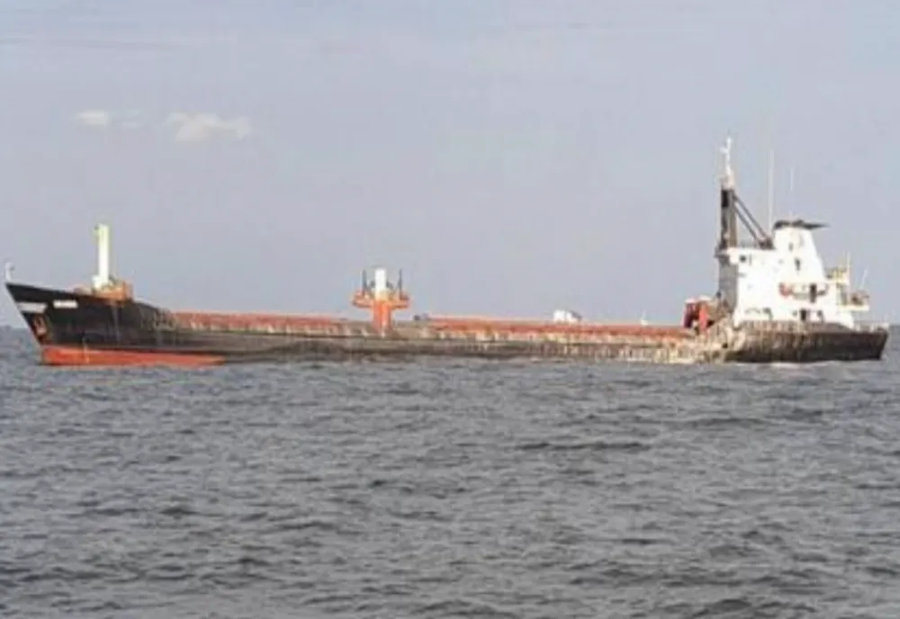 Incendiu la bordul unei nave în apropiere de portul Sulina. Echipajul a refuzat să coboare