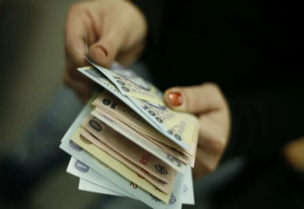 Banca Centrală Europeană vrea măsuri dure împotriva magazinelor care refuză să accepte plata cash