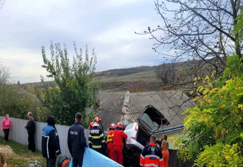 Accident înfiorător în județul Iași. A intrat cu mașina în plin într-o casă și a murit. Ipoteză ȘOCANTĂ