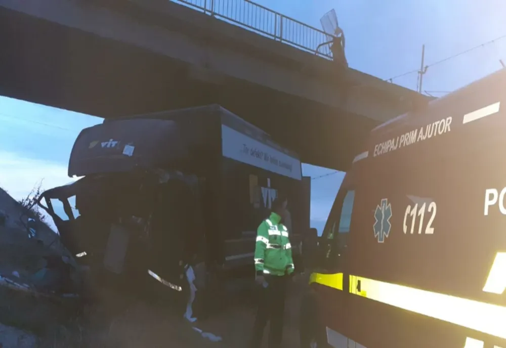 Un camion a căzut de pe un pod pe calea ferată, la Brăila - Traficul complet blocat