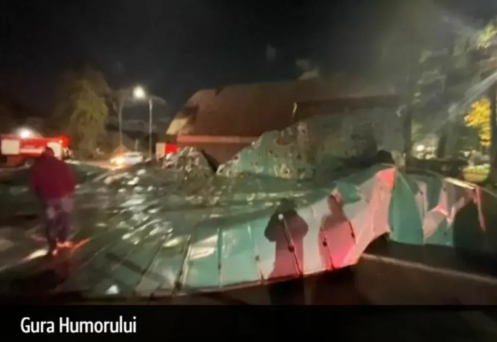 Vremea a făcut ravagii noaptea trecută - Acoperișul de tablă al unui bazin de înot a fost smuls - Drumuri blocate