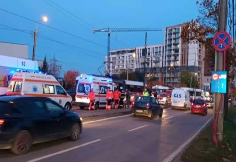 Două tramvaie s-au ciocnit într-o stație din Timișoara