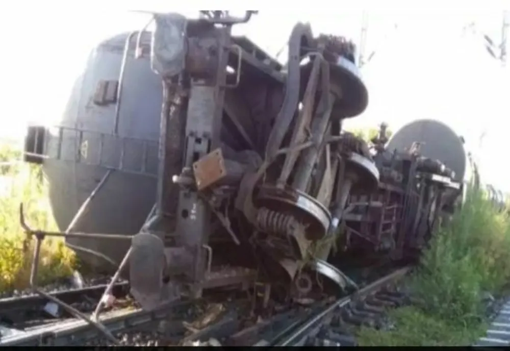 Un tren a deraiat la Arad - Două vagoane s-au răsturnat și au luat foc - Intervenție de urgență a pompierilor