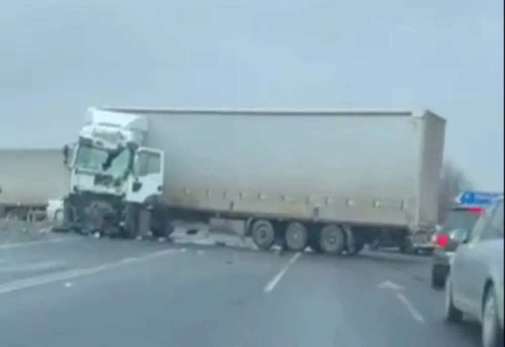 Accident grav cu 11 răniți în Timiș, după impactul dintre un TIR şi un autobuz