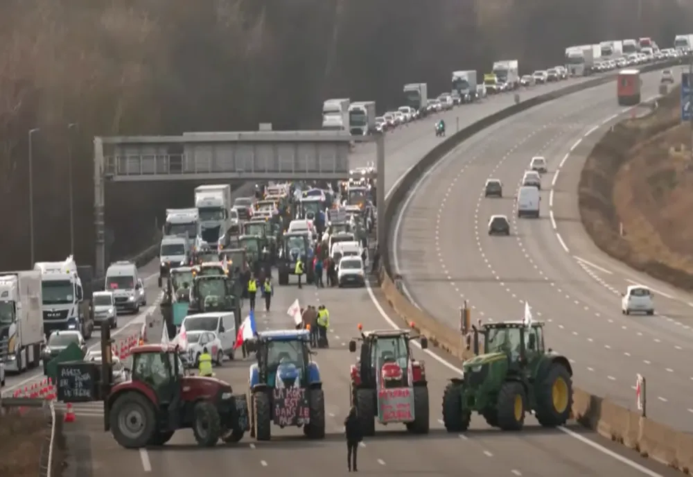 Guvernul a ajuns la un acord cu fermierii și transportatorii. Protestele vor înceta de îndată