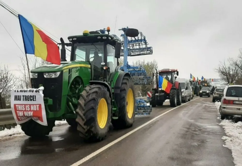 Fermierii și transportatorii sunt de 13 zile în stradă. Protestatarii au pus utilajele în mișcare și merg încet, claxonând