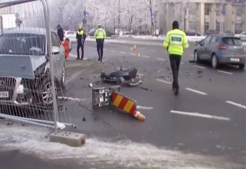 Accident în fața Palatului Parlamentului: două mașini s-au făcut praf, 5 victime