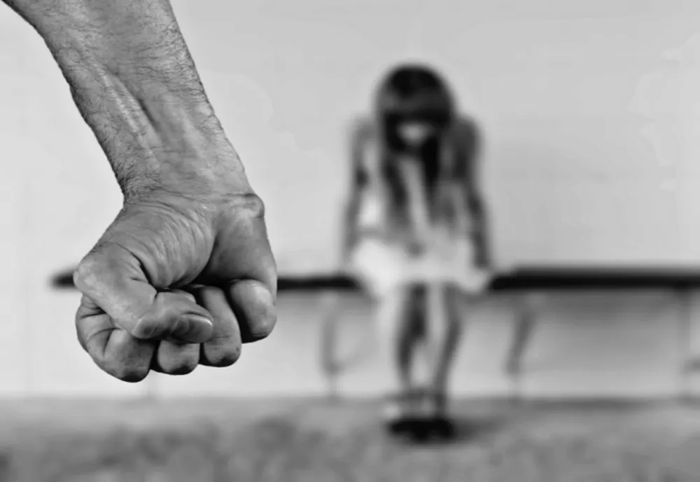 Percheziţii în Dâmboviţa, Brăila şi Prahova, la persoane acuzate că au obligat mai multe tinere să se prostitueze. Printre victime, și o minoră