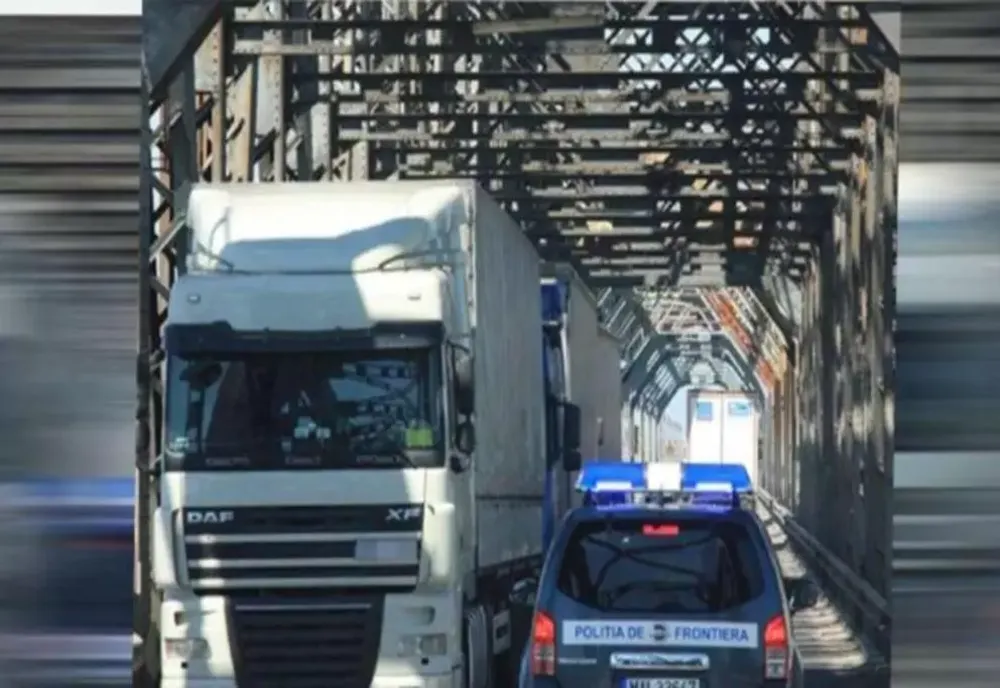 Opt migranți, salvați de la moarte prin congelare, într-un camion frigorific, în Vama Giurgiu. Toți au fost duși la spital - VIDEO