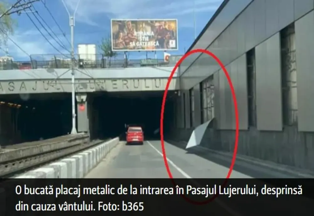 O bucată placaj metalic de la intrarea în Pasajul Lujerului, desprinsă din cauza vântului