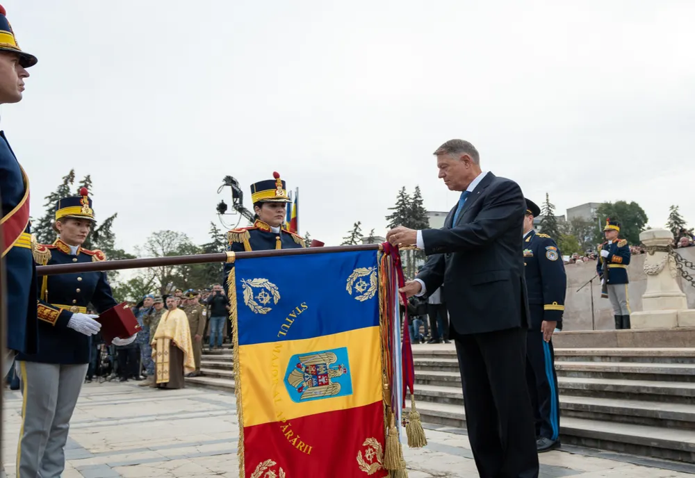 Președintele Iohannis: Drapelul Naţional flutură alături de steagurile aliaţilor şi partenerilor noştri, împreună cu care împărtăşim valori şi idealuri comune