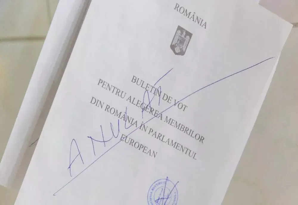 Mai multe buletine de vot deja ștampilate, descoperite într-o secție de votare din Capitală. Poliția a intrat pe fir