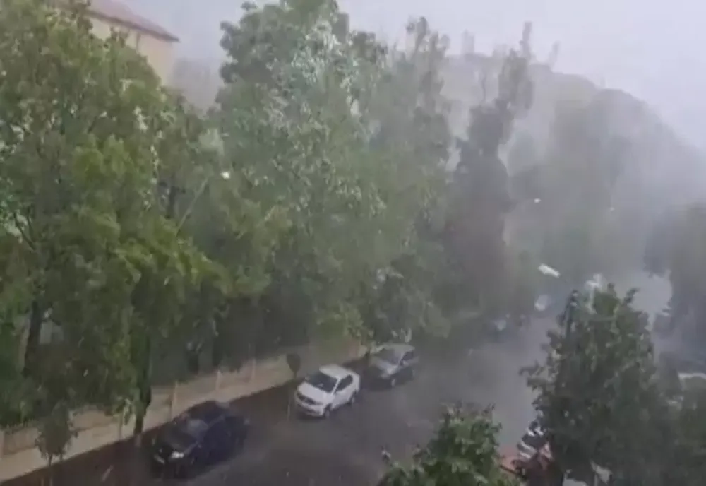 ANM a emis noi avertizări de vreme severă. Cod portocaliu de ploi torențiale în mai multe județe - HARTA