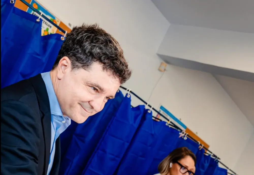 NICUȘOR DAN NEAGĂ CĂ I-AR FI CERUT ELENEI LASCONI SĂ SE RETRAGĂ DIN CURSA PENTRU COTROCENI