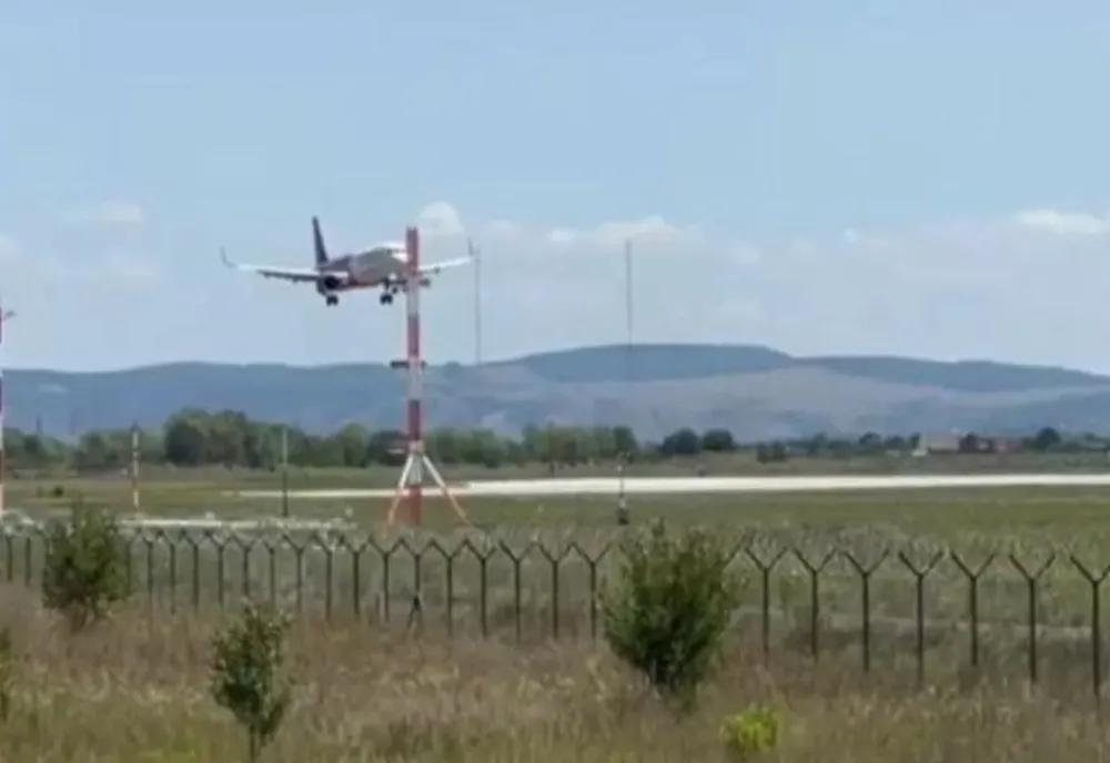 Incident pe aeroportul din Brașov. Aterizare ratată a unui avion ce venea de la Londra VIDEO