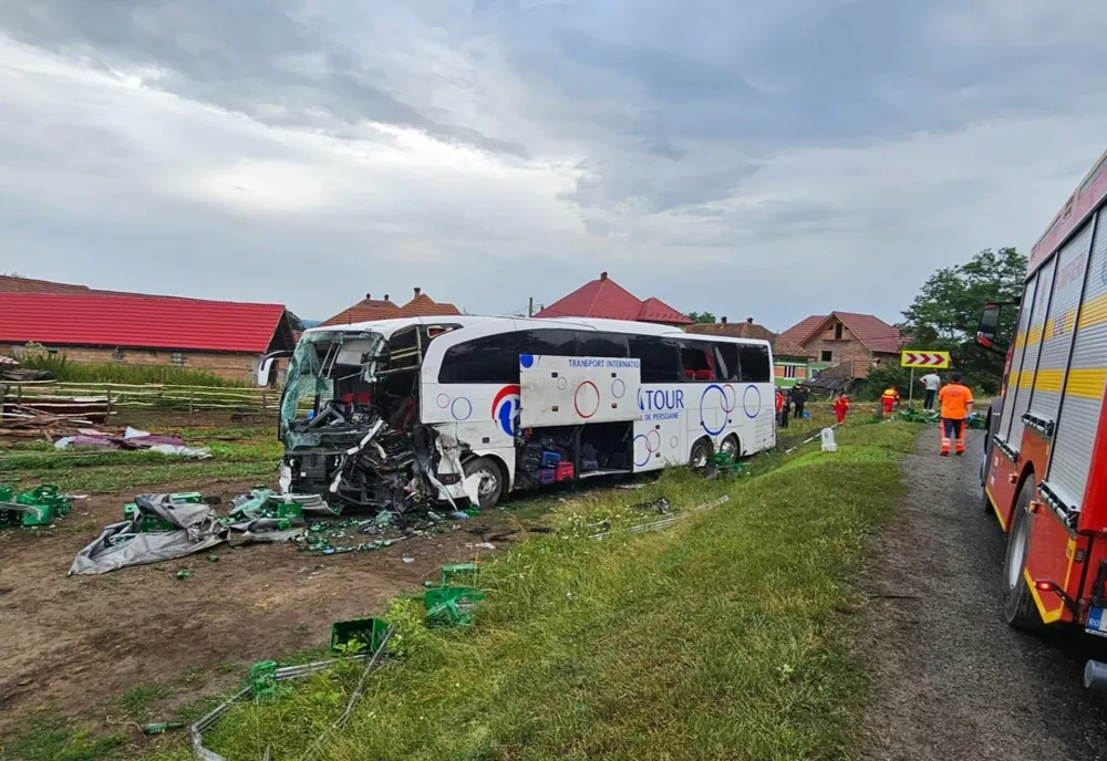 Grav accident între un autocar şi un autocamion, în județul Sibiu! A fost activat PLANUL ROŞU!