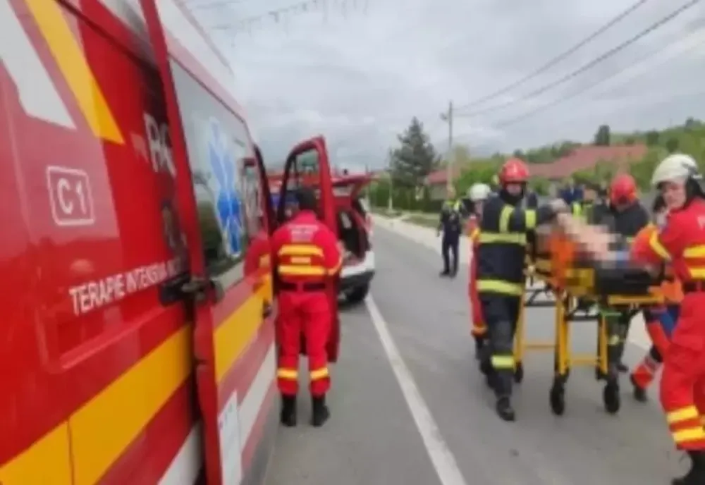 Mașină răsturnată pe DN 14 în Sibiu. Un bărbat de 37 de ani a fost rănit