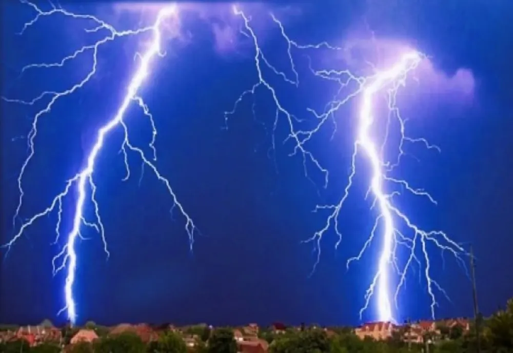 Prognoză speciala București. Averse, grindină şi vijelii, luni după-amiaza în Capitală