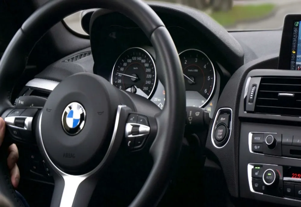 BMW: SUTE DE MII DE MAȘINI RECHEMATE DIN CAUZA RISCULUI DE SCURTCIRCUIT