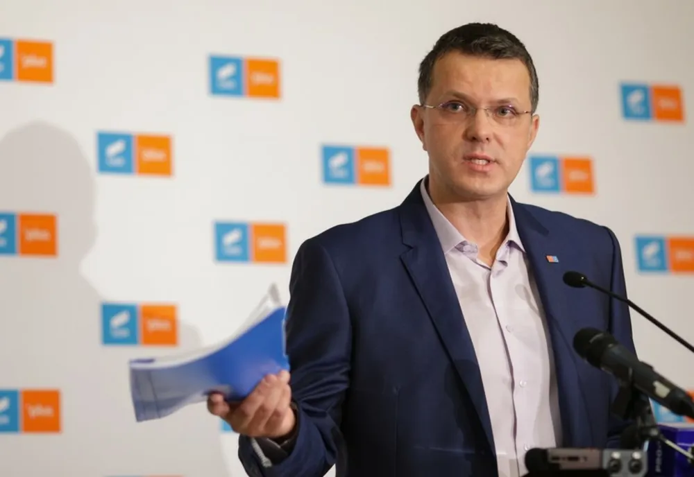 IONUŢ MOŞTEANU (USR): PSD-IŞTII SUNT SPERIAŢI CĂ ELENA LASCONI ÎI SUFLĂ ÎN CEAFĂ LUI CIOLACU ŞI NU SE ÎNŢELEG CU GEOANĂ SĂ-ŞI VADĂ DE DRUM PE ALTE MELEAGURI