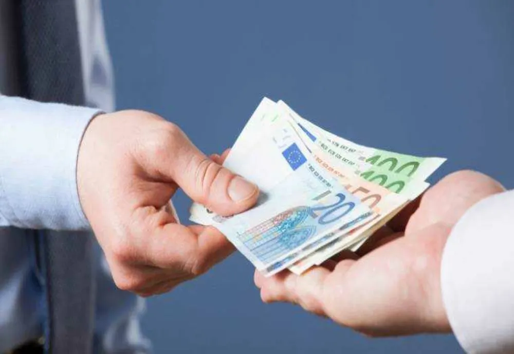 FINANȚARE DE PESTE 104 MILIOANE DE EURO PENTRU INIȚIATIVA "PRIMUL STUDENT DIN FAMILIE". CE PRESUPUNE ȘI CINE VA PRIMI BANI