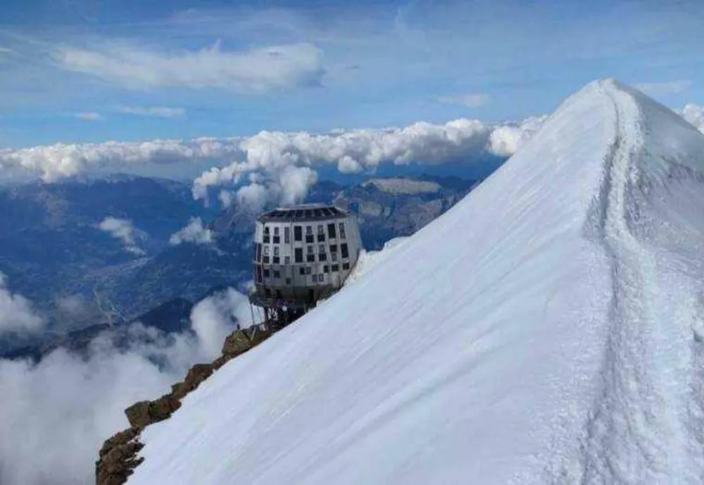TRAGEDIE PE MONT BLANC: ALPINIST ROMÂN, DECEDAT DUPĂ O CAZATURĂ