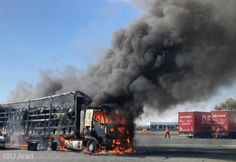 UN TIR ÎNCĂRCAT CU ELECTROCASNICE A LUAT FOC ŞI A ARS COMPLET ÎN VAMA NĂDLAC II