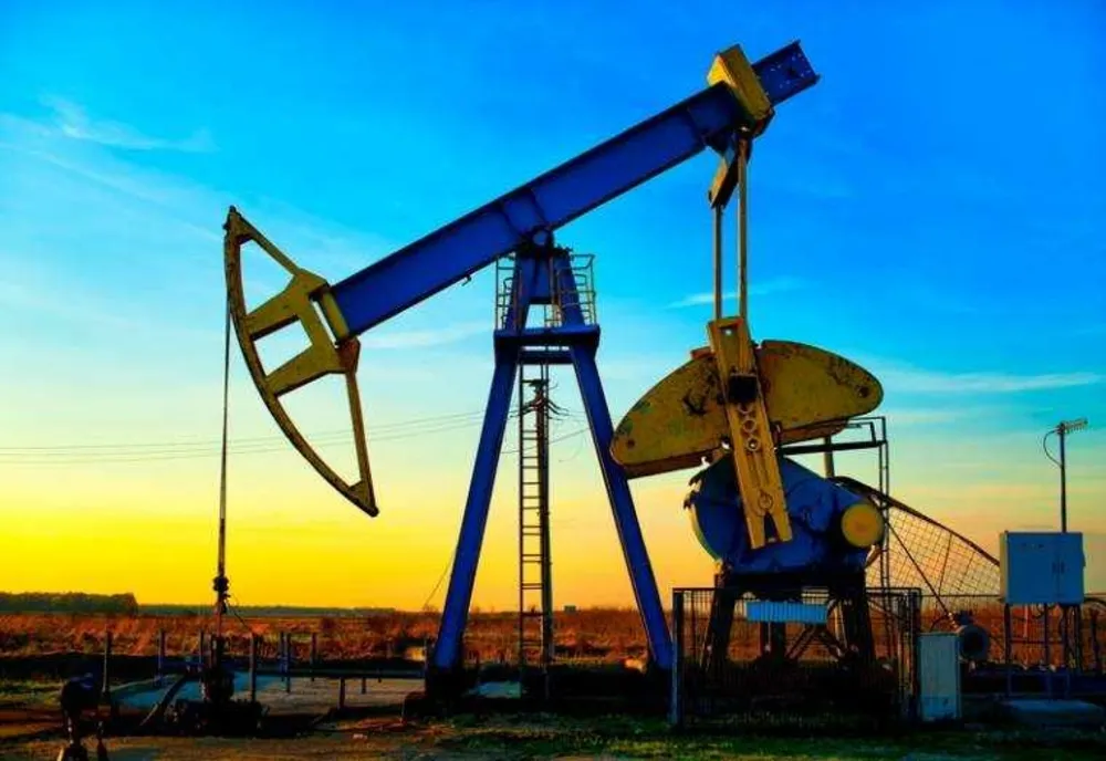 Cea mai mare scădere a producției de petrol, noi scumpiri la pompă. Avertisment grav: ar putea urma o criză energetică profundă