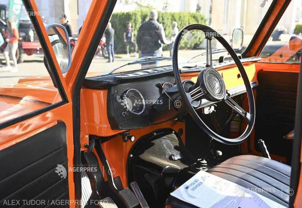 EXPOZIŢIA AUTO ''SOCIALISTELE ORAŞULUI'' - DUMINICĂ, PE ESPLANADA BIBLIOTECII NAŢIONALE A ROMÂNIEI