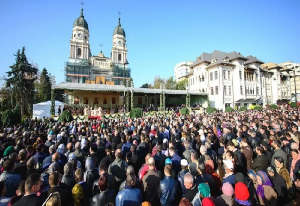 BILANŢUL MANIFESTĂRILOR RELIGIOASE DE LA IAŞI: 260.000 DE PELERINI AU TRECUT PE LA RACLA, ALTE 90.000 DE PERSOANE FIIND PREZENTE LA SLUJBE ŞI LA ALTE EVENIMENTE