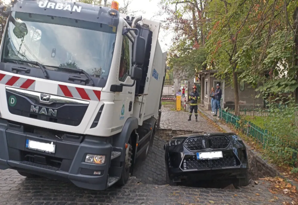BOLID DE LUX ÎNGHIȚIT DE O GROAPĂ, PE O STRADĂ DIN APROPIEREA UNEI GRĂDINIȚE DIN BUCUREȘTI, DUPĂ CE ASFALTUL S-A SURPAT