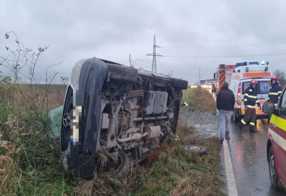 7 RĂNIȚI ÎN URMA UNEI COLIZIUNI ÎNTRE UN MICROBUZ ȘI UN AUTOTURISM
